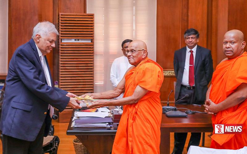 මුරුත්තෙට්ටුවේ හිමිගේ ‘ජන අරගලයේ දෝංකාරය’ ග්රන්ථය ජනපතිට පිළිගන්වයි