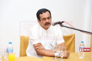 මධ්යම පළාත් ආණ්ඩුකාරවරයා හදිසියේම නගර මධ්යයට (වීඩියෝ)