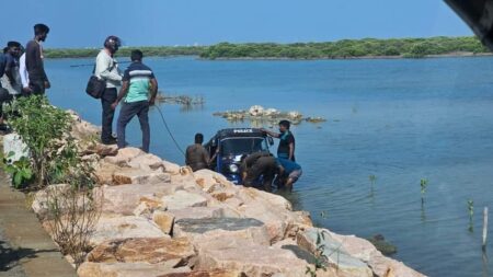 කලපුවට පෙරළුන පොලිස් ත්රීරෝද රථය