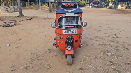 ධාවනය කළ හැකි කුඩාම ත්රිරෝද රථයක් යාපනයේදී සකස් කරයි