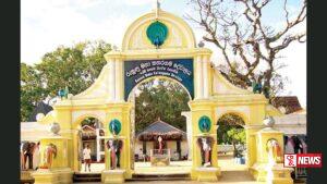 කතරගම පුදබිමේ සිඟමන් යදින දරුවන් ඉහළට