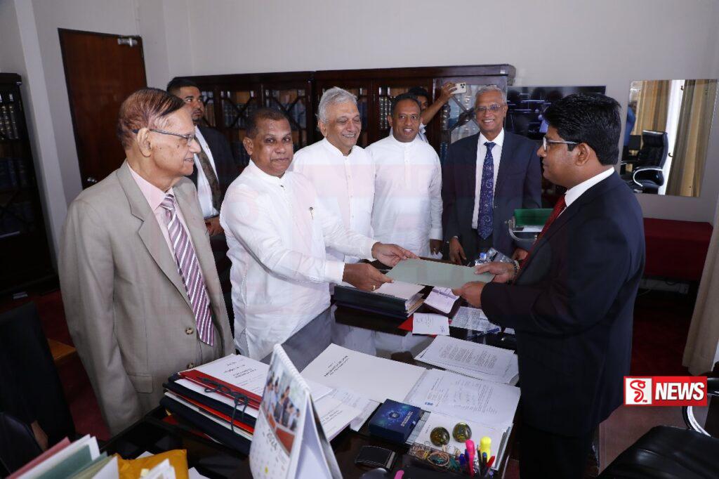 මහින්දට එරෙහි විශ්වාසභංගය පාර්ලිමේන්තුවට
