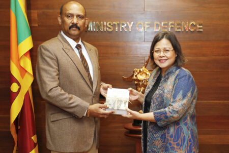 ඉන්දුනීසියානු තානාපතිනි සහ ආරක්ෂක ලේකම් අතර හමුවක්