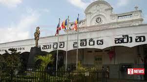 කොටුව දුම්රිය ස්ථානය තුළ දුම්රියක් පීලි පනී