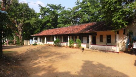 ගුරුවරු වැඩට එනතුරු දෙමාපියන් ගුරුවරුන්ගේ රාජකාරිය කරන අපුරු පාසලක්