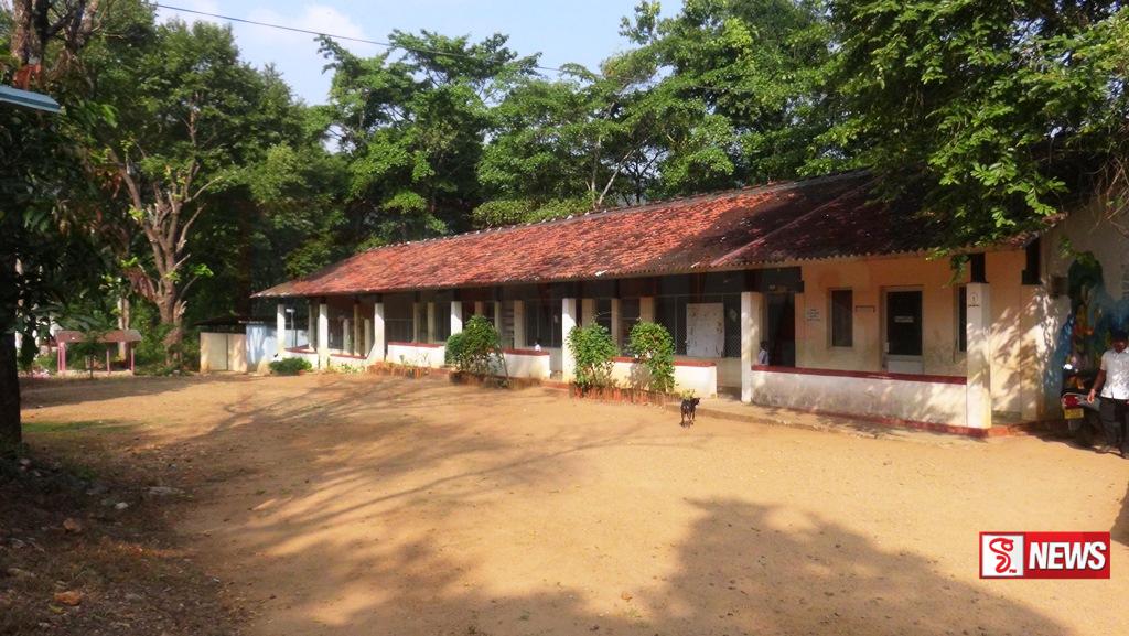 ගුරුවරු වැඩට එනතුරු දෙමාපියන් ගුරුවරුන්ගේ රාජකාරිය කරන අපුරු පාසලක්