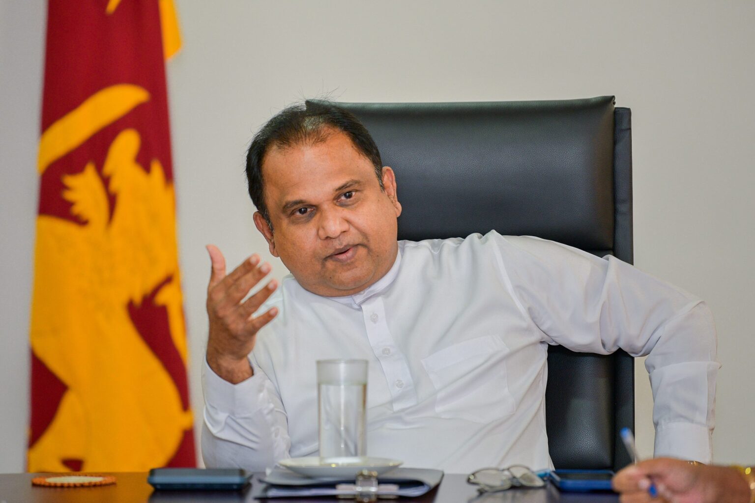 ධුරයෙන් ඉල්ලා අස්වන්නැයි වෙළඳ ඇමතිට ඉල්ලීමක්