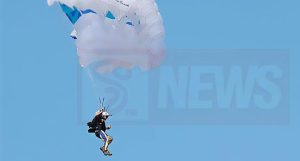 නෙළුම් කුළුනේ සිට පැන්න පිම්ම වරදියි! (වීඩියෝ)