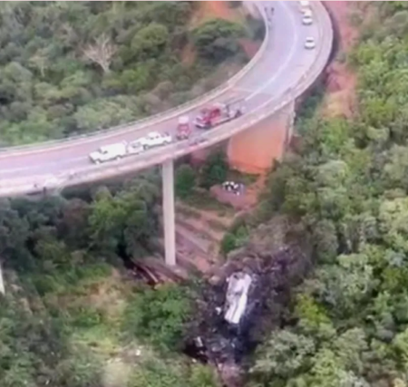 පාස්කු දේවමෙහෙයකට බැතිමතුන් රැගෙන ගිය බස් රථයක් පෙරලී 45 දෙනෙකු මරුට