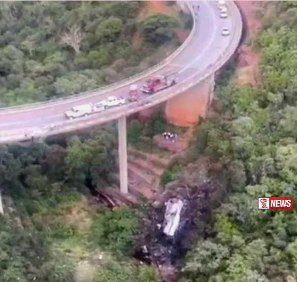 පාස්කු දේවමෙහෙයකට බැතිමතුන් රැගෙන ගිය බස් රථයක් පෙරලී 45 දෙනෙකු මරුට