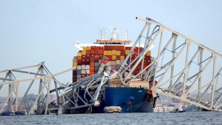 නැව පාලමේ ගැටීමේ අනතුරින් පුද්ගලයන් 06 දෙනෙකු අතුරුදන්