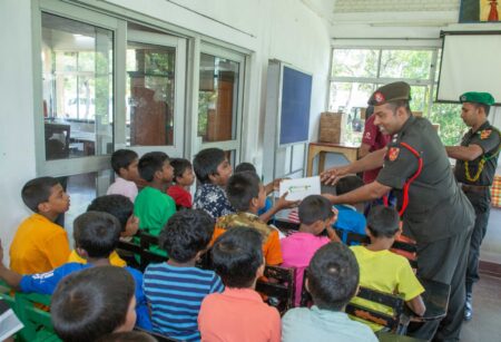 ජනපතිගෙන් අවුරුදු තෑගි ලැබුණු දරුවන්