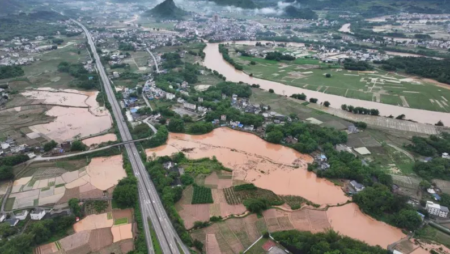 චීනයට බලපෑ ගංවතුරින් ලක්ෂයකට වැඩි පිරිසක් පීඩාවට පත්වෙයි
