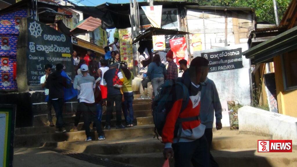 උත්සව සමයේ ශ්රීපාද වන්දනාව සඳහා විශාල වන්දනාකරුවන් පිරිසක්