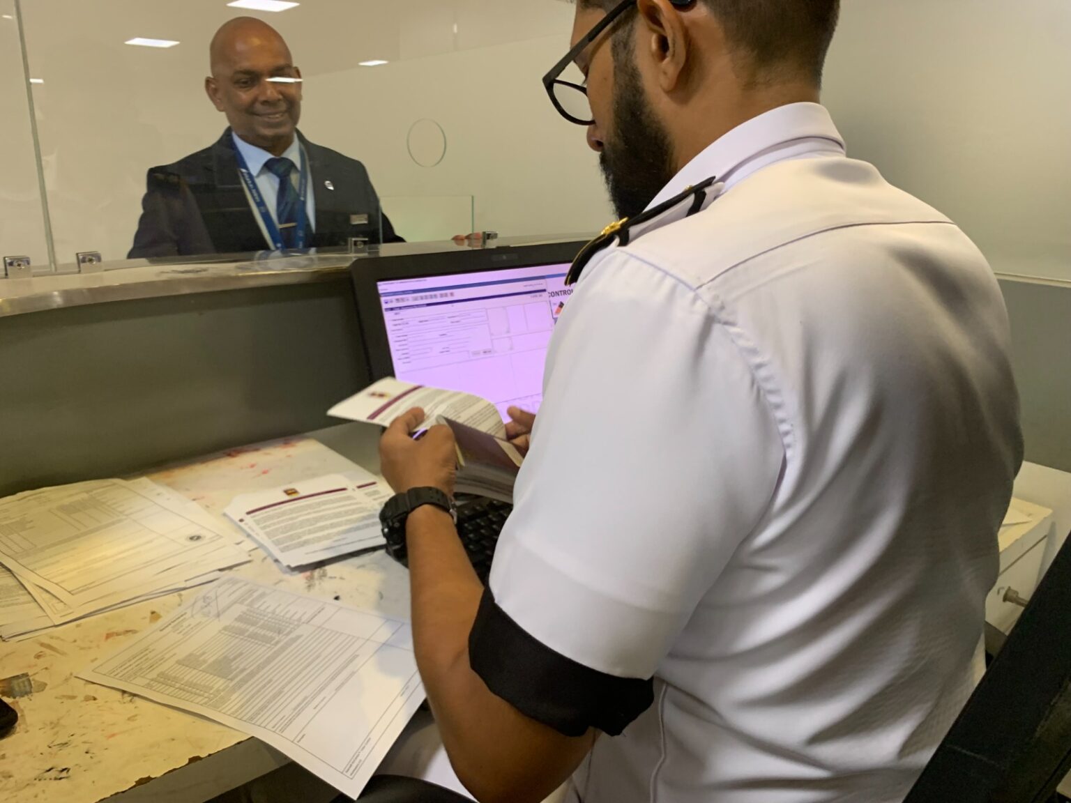 සියලුම ගුවන් තොටුපොළ සහ වරායන් තුළ විරෝධතා ව්යාපාරයක් ආරම්භ කෙරේ