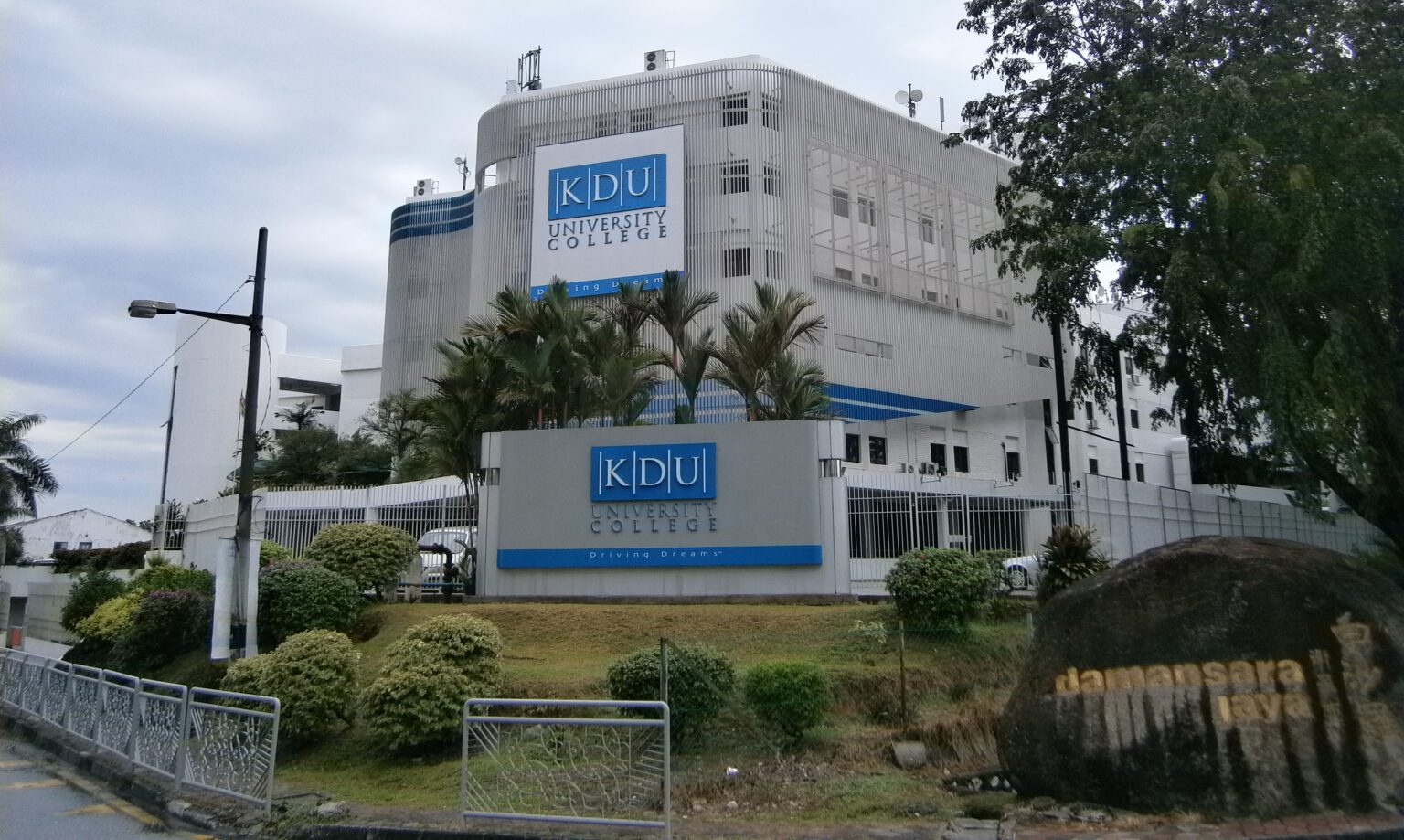 ගෙවීමේ පදනම මත වෛද්ය විද්යා උපාධිය දෙන්න ජෝන් කොතලාවල විශ්ව විද්යාලයට අනුමැතිය