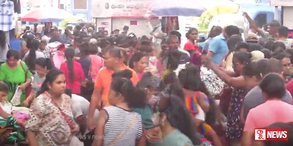 පමුණුවේ කඩ ජනතාවගෙන් පිරී ඉතිරී යයි (වීඩියෝ)