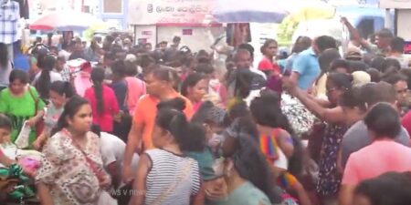 පමුණුවේ කඩ ජනතාවගෙන් පිරී ඉතිරී යයි (වීඩියෝ)