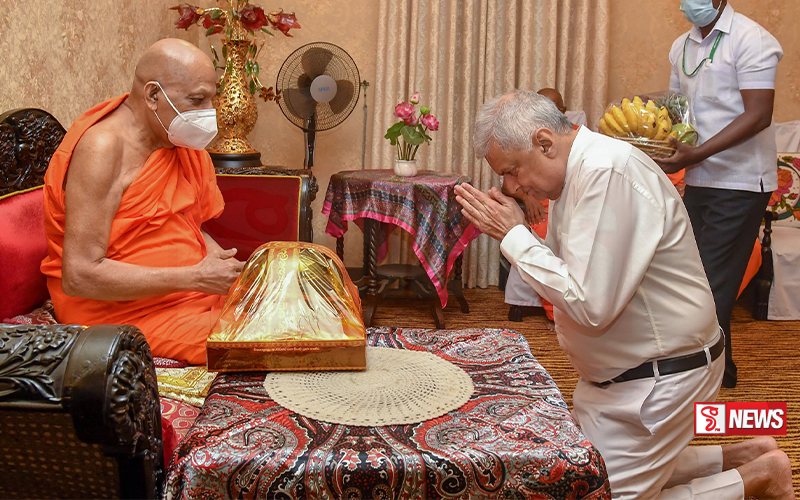 ජනපති, මල්වතු – අස්ගිරි මහා නාහිමිවරුන් බැහැ දැක ආශිර්වාද ලබා ගනී