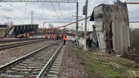 රුසියාවේ පාලමක් කඩා වැටීමෙන් කාන්තාවක් ජීවිතක්ෂයට