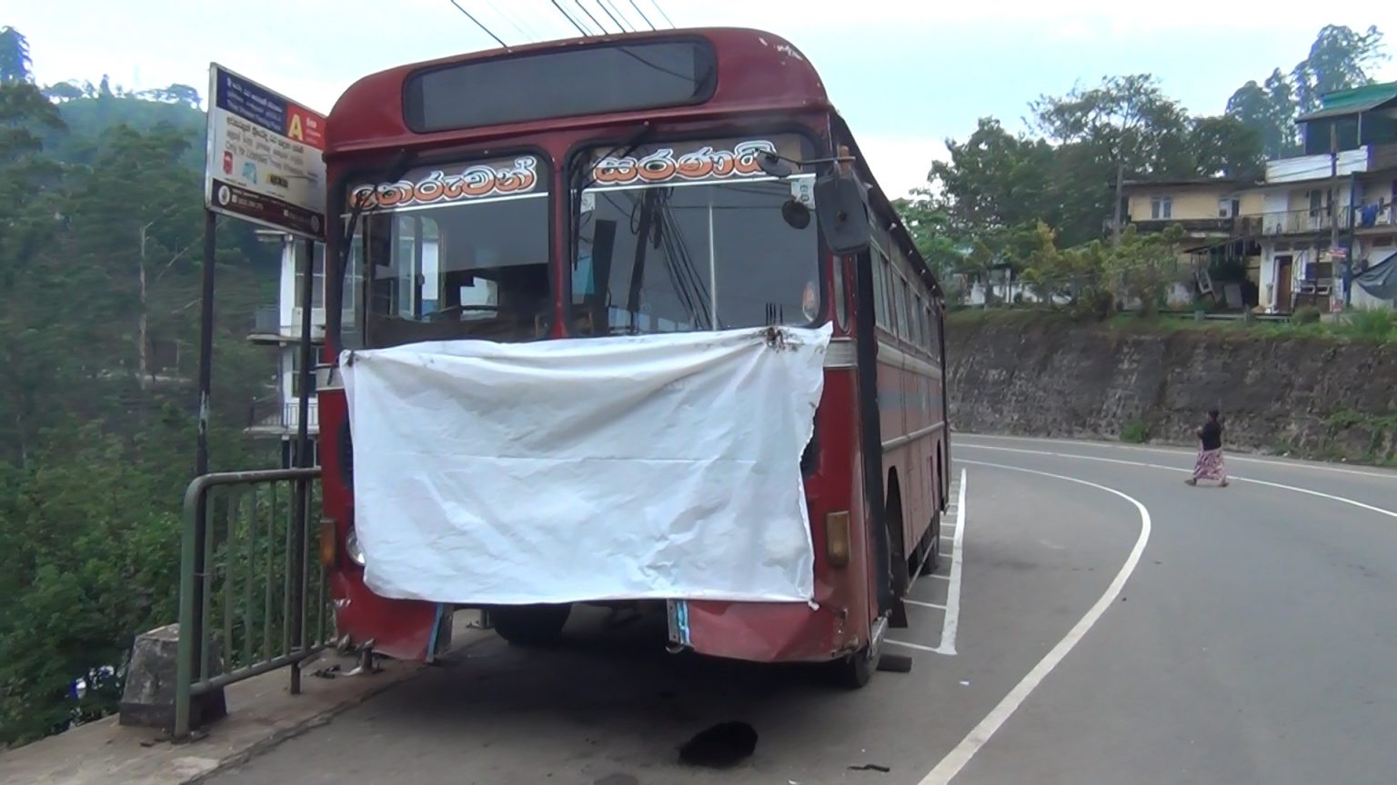 ධාවනය වෙමින් තිබු බස් රථයක රියදුරු ජිවිතක්ෂයට