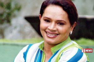 ඩයනා සිය විදේශ ගමන් බලපත්රය ආගමන විගමන පාලකවරයාට භාර දෙයි