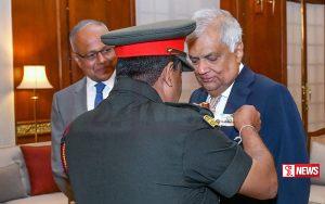 ජාතික රණවිරු සැමරුම් කොඩිය ජනපතිට පළඳවයි