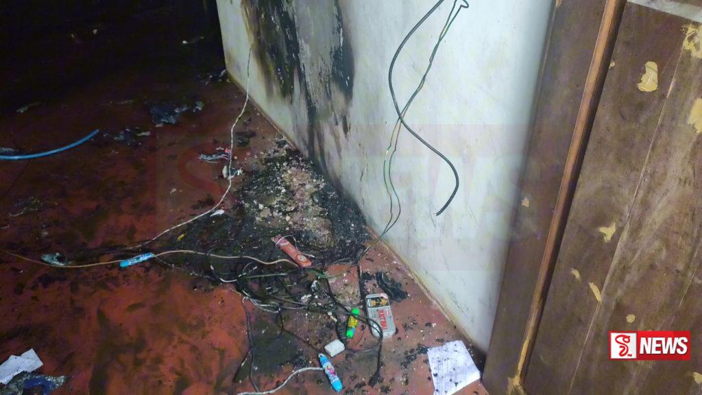 අධි බලති විදුලි රැහැනක් කඩා වැටී නිවසක් ගිනිගනී