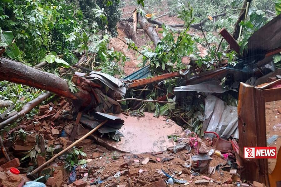 පාසලේ ගොඩනැගිල්ලක් මතට ගසක් කඩා වැටේ