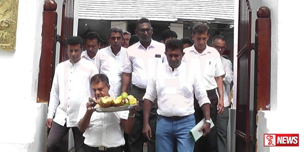 මහනුවරදී කන්නලව්වක නිරත වු ග්රාම නිලධාරීන් හෙට ලෙඩ වෙයි