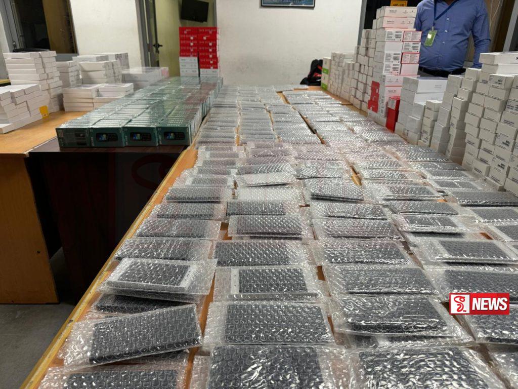 හොරෙන් ගෙනා දුරකථන තොගයක් කටුනායකදී අත්අඩංගුවට