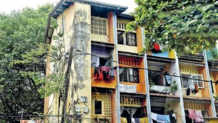 සොයිසාපුර මහල් නිවාසයේ බිත්තියක් කඩා වැටෙයි (වීඩියෝ)