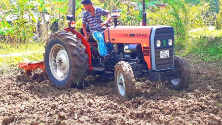 ට්රැක්ටර් අනතුරු වළක්වන්න රාත්රී කාලයේ හඳුනාගැනීමට හැකි ස්ටිකරයක් (වීඩියෝ)