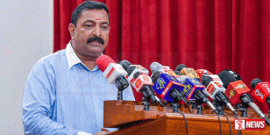 රනිල්ගේ වේදිකාවට නැග්ග විපක්ෂ ප්රබලයා ඊයේ රජයේ මාධ්ය හමුවක (වීඩියෝ)