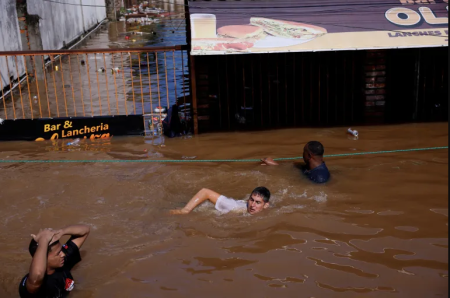 බ්රසීලයේ ගංතුරින් 75 දෙනෙකු ජීවිතක්ෂයට