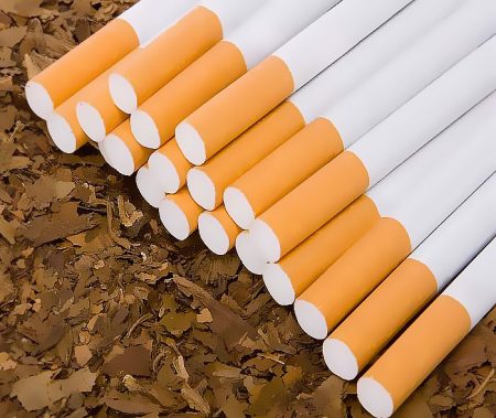 නීති විරෝධී දුමිවැටි සමග සහකාර රේගු අධිකාරීවරයෙකු අත්අඩංගුවට