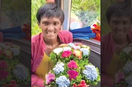 චීනයේ viral වුණ මල් විකුණන මල්ලිට ලැබුන වටිනාකම (වීඩියෝ)