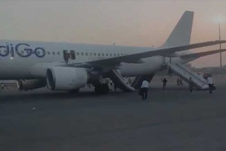 බෝම්බ බියකින් ඉන්දීය ගුවන් ගමනක් අවංලගු වෙයි