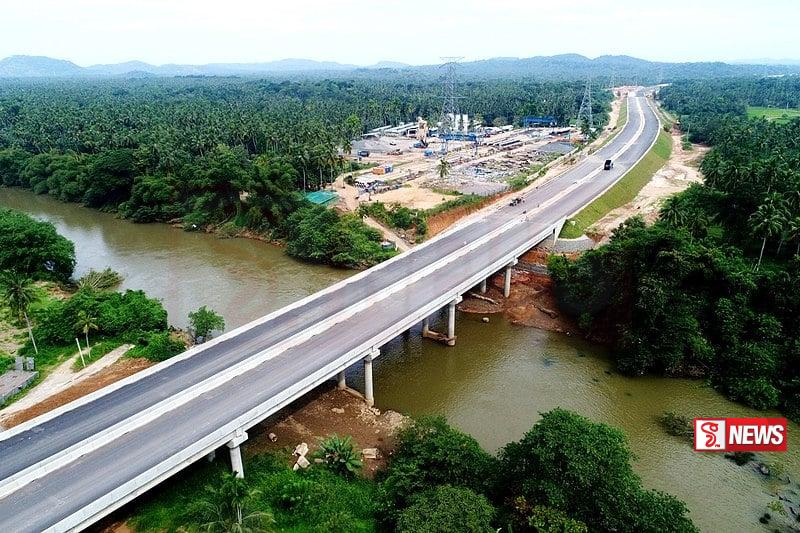 මධ්යම අධිවේගී මාර්ගයේ කොටසක් කඩා වැටේ