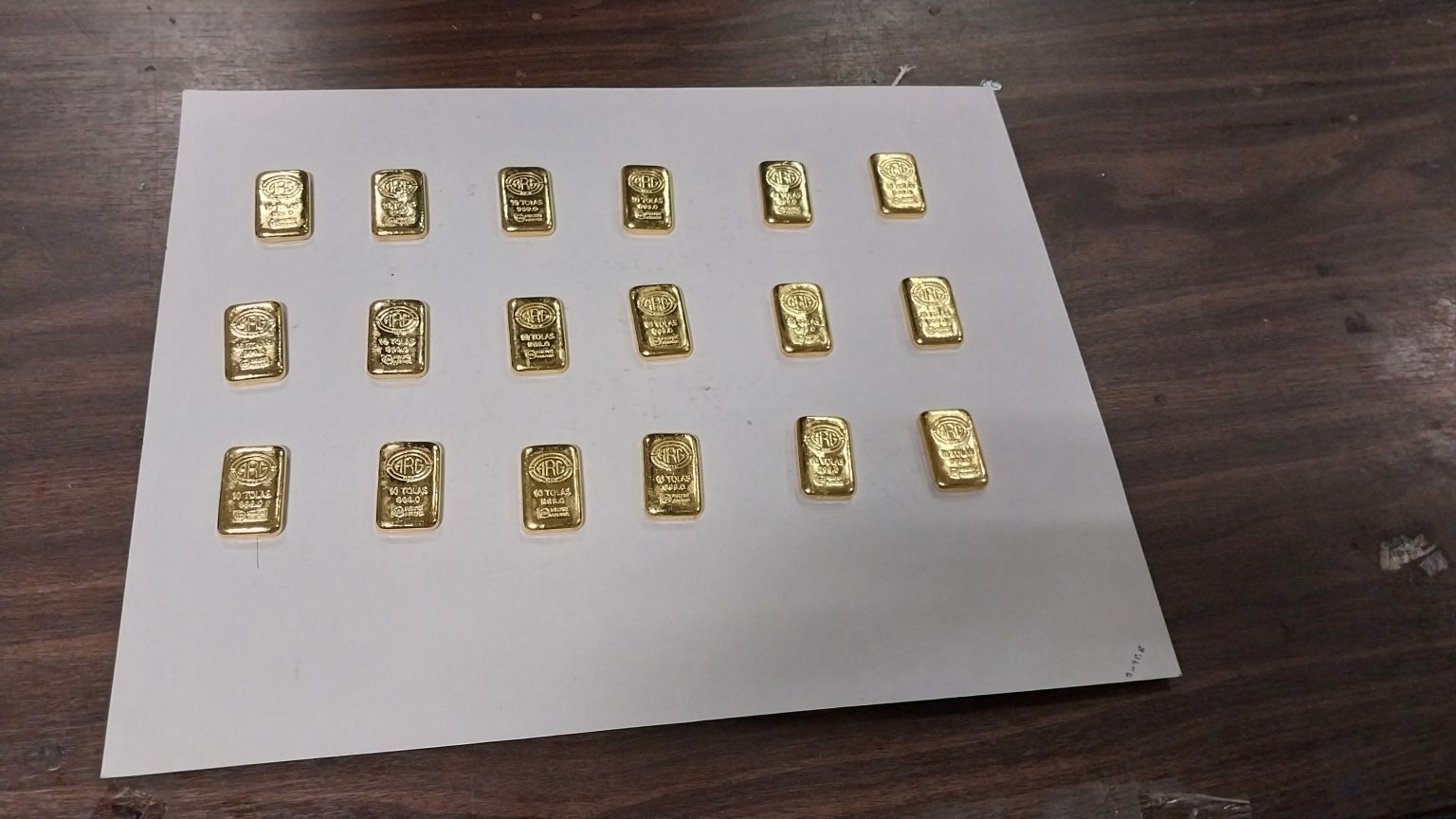 රන් බිස්කට් සමග ගුවන් තොටුපොළ ආරක්ෂක අංශයේ පරීක්ෂකවරයෙක් අත්අඩංගුවට