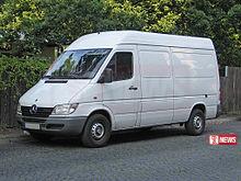 සුදු වෑන් එකකින් පැමිණ තරුණයෙක් පැහැරගෙන යයි