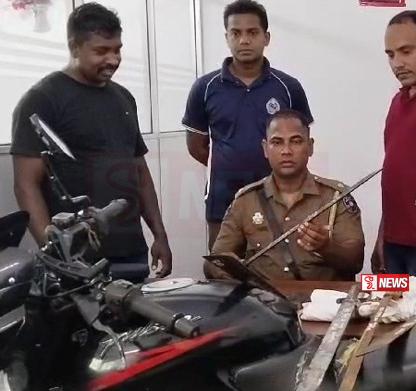 කඩු පහක් සමග පුද්ගලයකු අත්අඩංගුවට