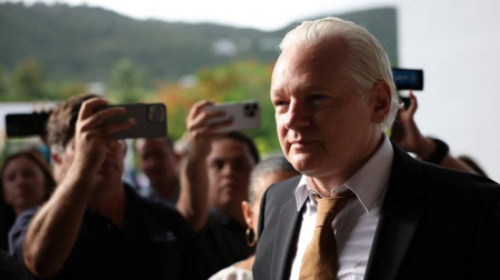 විකිලීක්ස් නිර්මාතෘ ජූලියන් අසාන්ජ් අධිකරණය හමුවේ වරද පිළගනියි