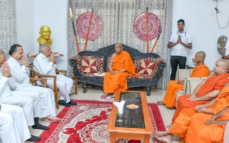 පාසල් කාලය තුළ වෘත්තිය සමිත ක්රියාමාර්ග ගැනීමට ඉඩ ලබා නොදෙන බව ජනපති කියයි