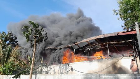 වව්නියාවේ ගෘහභාණ්ඩ ගබඩාවේ ගින්න පාලනය කරයි