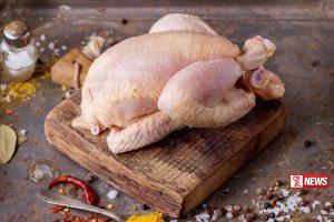 ගංවතුරෙන් මිය ගිය කුකුලන් මස් පිණිස වෙළඳපොළට