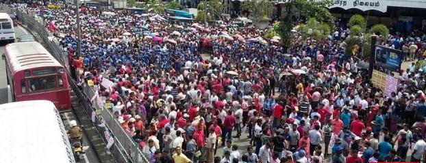 හිරුණිකා ඇතුලට යද්දි කොටුව ගිනියම් වෙයි! දහස් සංඛ්යාත පිරිස් පාරට බහී! (වීඩියෝ)