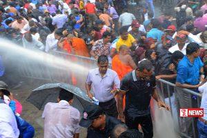 ලෙඩ වි කොළඹට ආපු ගුරුවරුන්ට පොලිසියෙන් උපරිම සංග්රහයක් (වීඩියෝ)