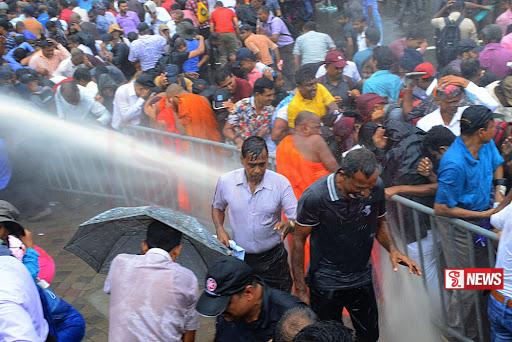 ලෙඩ වි කොළඹට ආපු ගුරුවරුන්ට පොලිසියෙන් උපරිම සංග්රහයක් (වීඩියෝ)