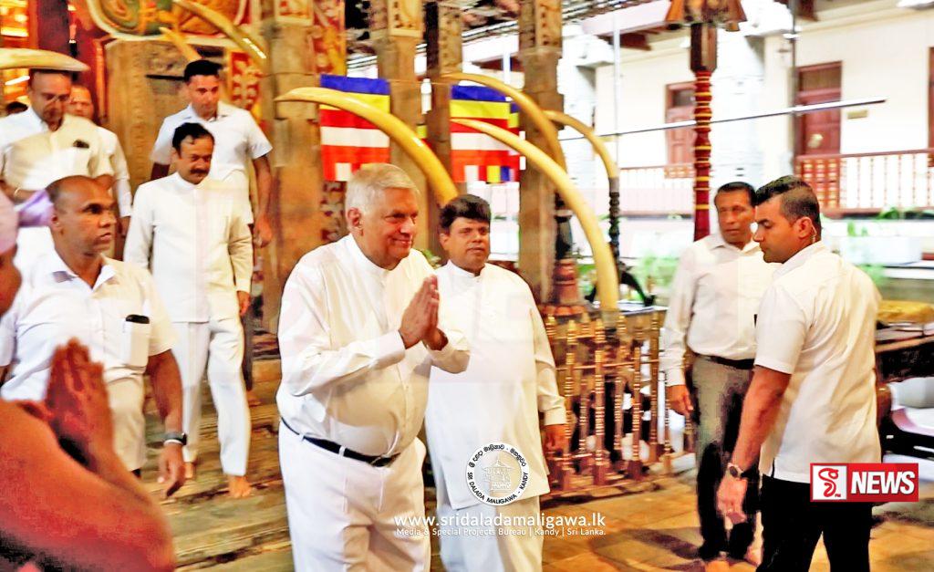 ඊයේ මහනුවරට ගිය ජනපතිට ලැබුණු සුපිරි පිළිගැනීම (වීඩියෝ)